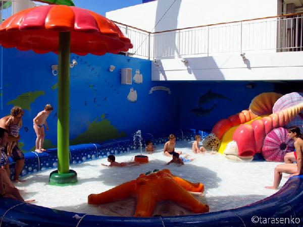 фото лайнер NCL Epic, в круиз с детьми, бассейн, горки