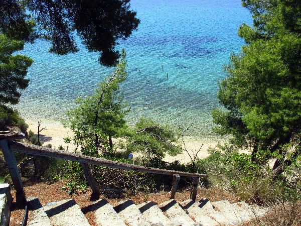 The beach of the Athena Palace 5 * hotel (Sitonia, the area between Nikiti and Neos Marmaras)