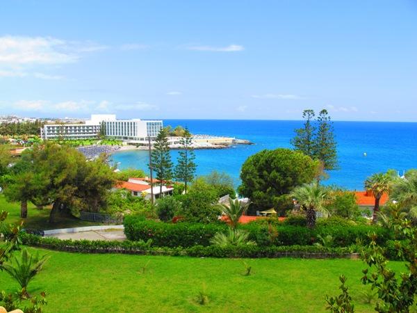 The territory of the hotel Aldemar Paradis Village 4 * (Rhodes, Greece)