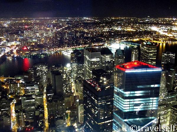 Вид ночного Нью-Йорка с высоты птичьего полёта фото